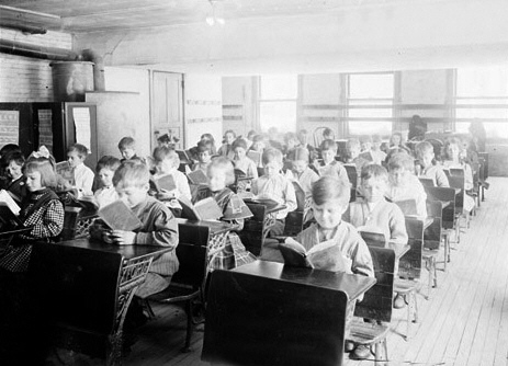 schoolchildren reading